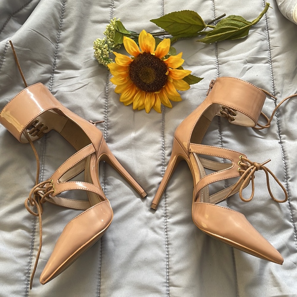 🎉Lola shoetique nude heels pointy toe 🎉 lace designs 👠